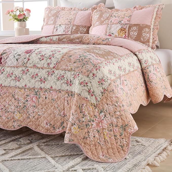 Yvooxny Quilts King Size Patchwork Pink Floral Quilt Set Vintage Shabby Chic Botanical Floral Quilted Bedspread 3-Piece Quilt Set with Ruffle for All Seasons, King Size, 106 * 98 Inches