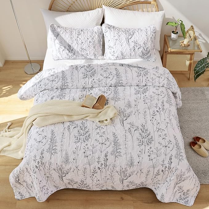JANZAA Quilts Queen Size White Floral Bed Spread with Black Botanical Pattern Boho Queen Quilt Bedding Set Soft Lightweight Microfiber All Season (2 Pillow Cases)
