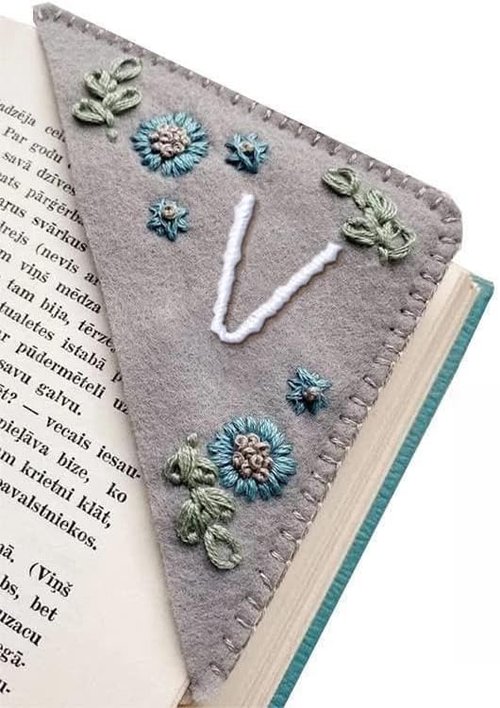 MOTEERLLU Personalized Hand Embroidered Corner Bookmark with A-Z Initial, Cute Book Markers for Reading Women, Book Lovers Gifts for Friends Mom & Teachers, 3.74"(Winter-v)