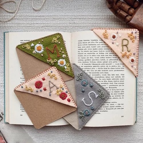 MOTEERLLU Personalized Hand Embroidered Corner Bookmark with A-Z Initial, Cute Book Markers for Reading Women, Book Lovers Gifts for Friends Mom & Teachers, 3.74"(Spring-n)
