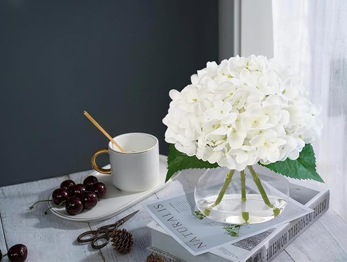 Hydrangea Artificial Flowers in Glass Vase, White Silk Fake Flowers Silk Centerpiece Table Decorations for Dining Room， Coffee Table Decor，Wedding, Home with Faux Water Decor（White）