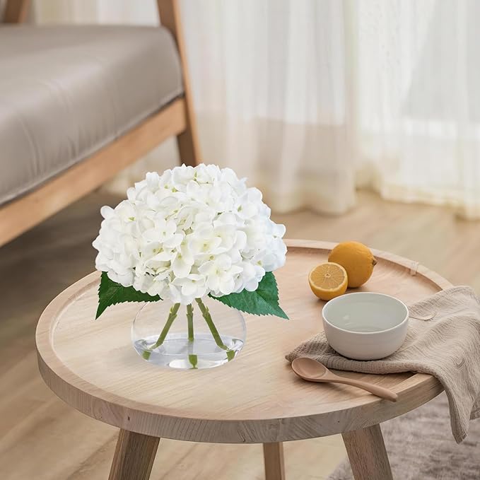 Hydrangea Artificial Flowers in Glass Vase, White Silk Fake Flowers Silk Centerpiece Table Decorations for Dining Room， Coffee Table Decor，Wedding, Home with Faux Water Decor（White）