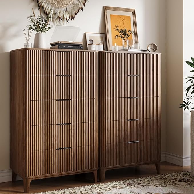 45" Fluted 5 Drawers Dresser for Bedroom, Modern Tall Chest of Drawers with Wood Grain, Farmhouse Wooden Vertical Dresser, Curved Profile Design, Wood Drawer Organizer for Closet, Hallway Walnut