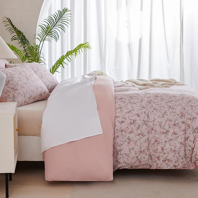 Queen Size Comforter Set Floral 3 Pieces Soft Chic Seersucker Garden Style Pink Flower Print Botanical Comforter for All Seasons Luxury Warmth Comfy Breathable with 2 Pillowcases