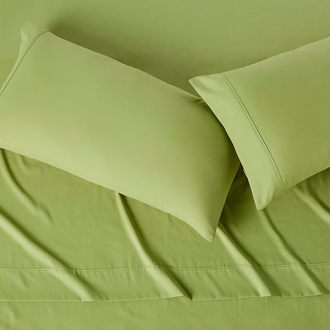 Amazon Basics Lightweight Microfiber 4-Piece Bed Sheet Set, Oliver Light, Solid, King