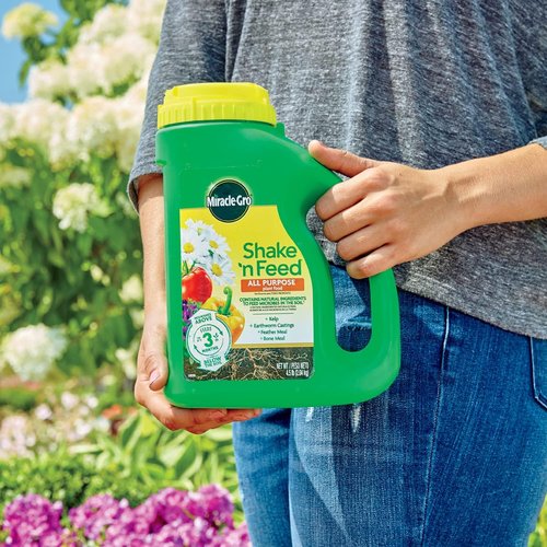 Miracle-Gro Shake 'N Feed All Purpose Plant Food - 4.5 lbs for Indoor & Outdoor Plants | Feeds for 3 Months