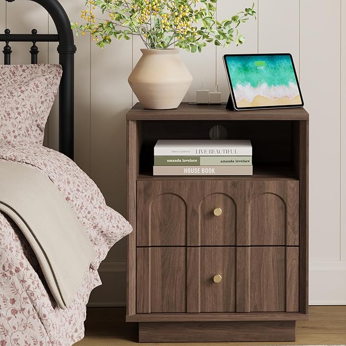 Nightstand Set of 2 with Charging Station, Mid Century Modern Nightstand with Arched Design,Minimalist End Table with Wood Grain Texture, Bedside Table for Bedroom Living Room, Walnut