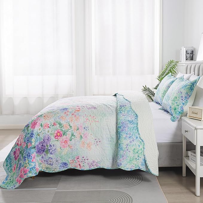 HoneiLife Quilt Set - King Size Floral Quilts, 3-Piece Microfiber Coverlets, Lightweight All Season Bedding Set - Dream Garden, Purple