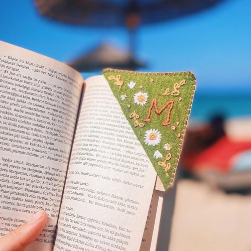 MOTEERLLU Personalized Hand Embroidered Corner Bookmark with A-Z Initial, Cute Book Markers for Reading Women, Book Lovers Gifts for Friends Mom & Teachers, 3.74"(Fall-n)