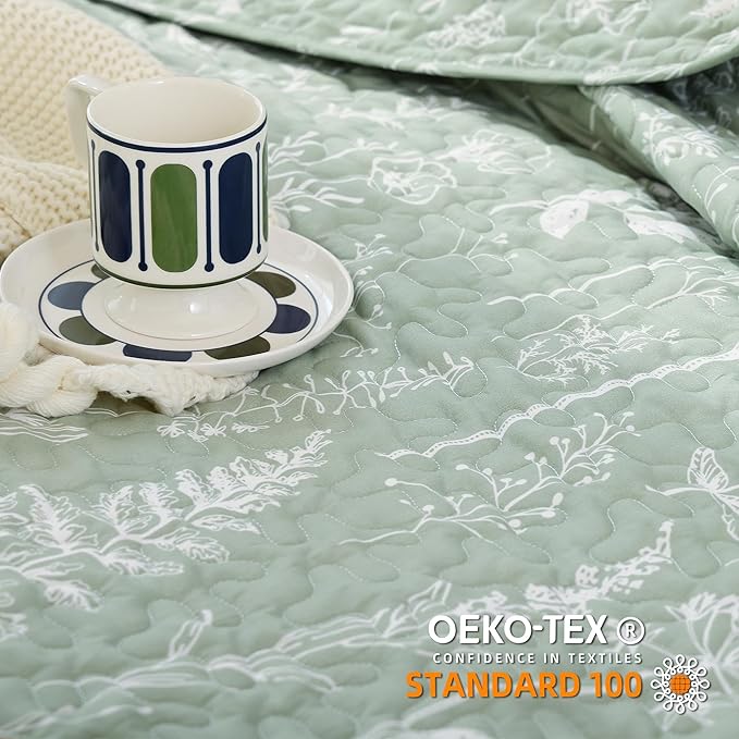 JANZAA Twin Quilt Sage Green Quilt Bed Spread Boho Quilt with Floral Pattern Microfiber Quilts Set 2 Pieces Lightweight Comforter Reversible Bedding Set, 1Quilt 66x90 inches,1 Pillowcase