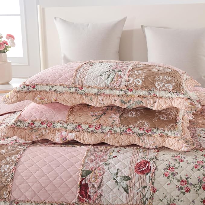 Yvooxny Quilts King Size Patchwork Pink Floral Quilt Set Vintage Shabby Chic Botanical Floral Quilted Bedspread 3-Piece Quilt Set with Ruffle for All Seasons, King Size, 106 * 98 Inches