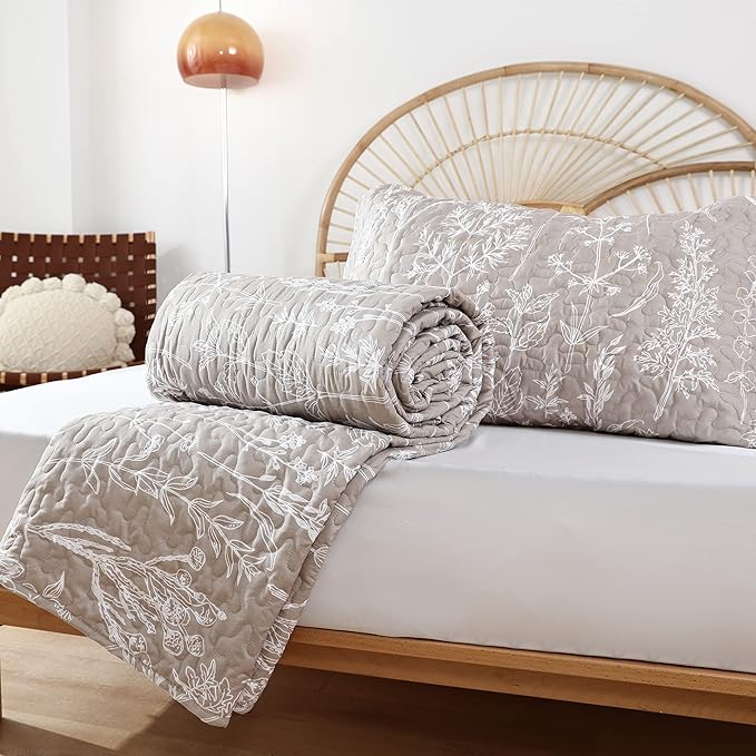 JANZAA Quilts Queen Size Oatmeal Bed Spread with White Floral Pattern Botanical Microfiber Quilts Set Lightweight Comforter 3 Pieces Reversible Bedding Set (1 Queen Quilt and 2 Pillow Cases)