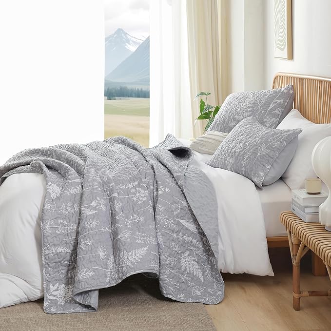 JANZAA Quilt King Size Grey Quilt Bed Spread Boho Quilt with Floral Pattern Microfiber Quilts Set 3 Pieces Lightweight Comforter Reversible Bedding Set,1 Quilt 104x90 inches, 2 Pillowcases