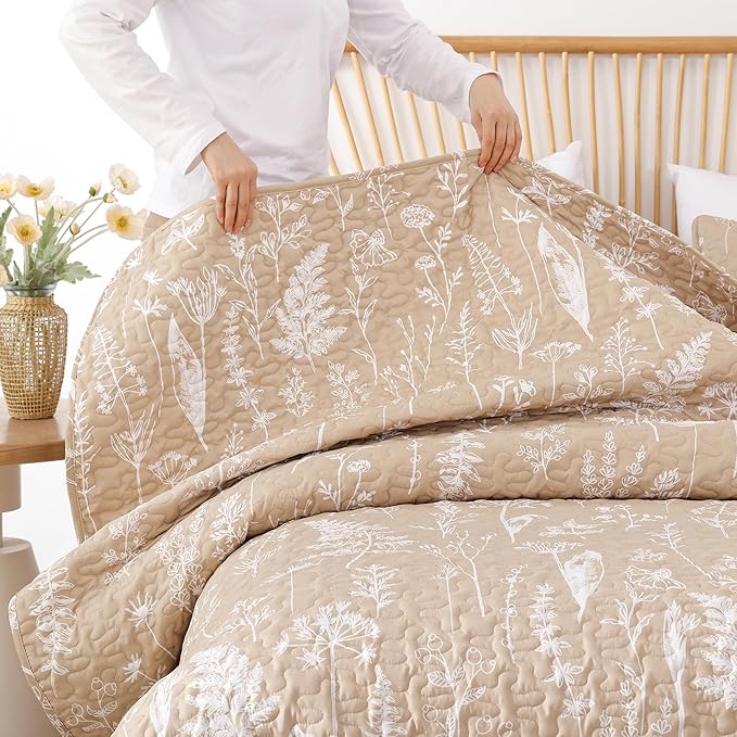 JANZAA Quilt King Size Taupe Quilt Bed Spread Boho Quilt with Floral Pattern Microfiber Quilts Set 3 Pieces Lightweight Comforter Reversible Bedding Set 1 King Size Quilt and 2 Pillowcases