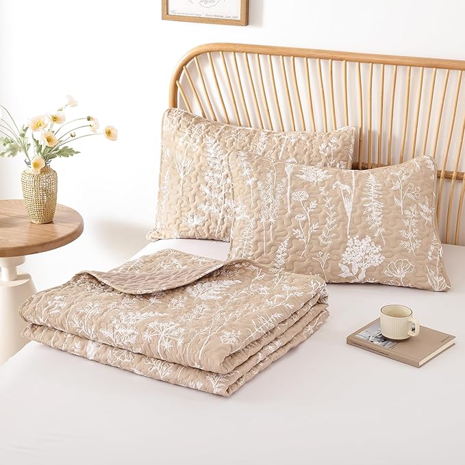 JANZAA Quilt King Size Taupe Quilt Bed Spread Boho Quilt with Floral Pattern Microfiber Quilts Set 3 Pieces Lightweight Comforter Reversible Bedding Set 1 King Size Quilt and 2 Pillowcases