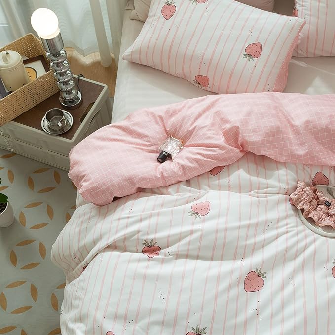 LifeTB Pink Strawberry Duvet Cover Kids Girl Kawaii Print Bedding Set Queen 1 Duvet Cover with 2 Pillowcases Cotton Strawberry Comforter Cover Lovely Soft Full Bedding Set with Zipper and Corner Ties