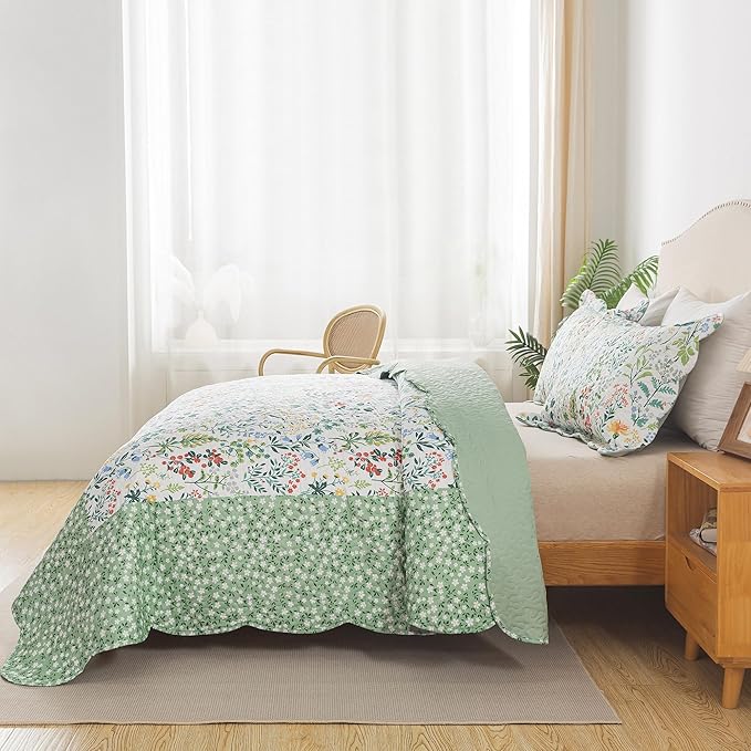 HoneiLife Bedspread Set - California King Quilt, 3-Piece Microfiber Bedspread Set, Green & White Floral Pattern, Extra Large 120x120 Bedding for All Seasons