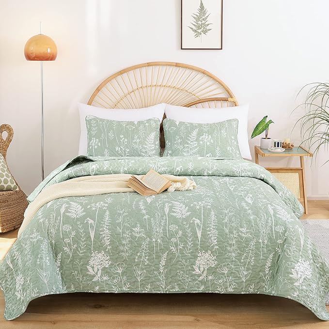 JANZAA Quilt King Size Sage Green Quilt Bed Spread Boho Quilt with Floral Pattern Microfiber Quilts Set 3 Pieces Lightweight Comforter Reversible Bedding Set 1 King Size Quilts and 2 Pillowcases