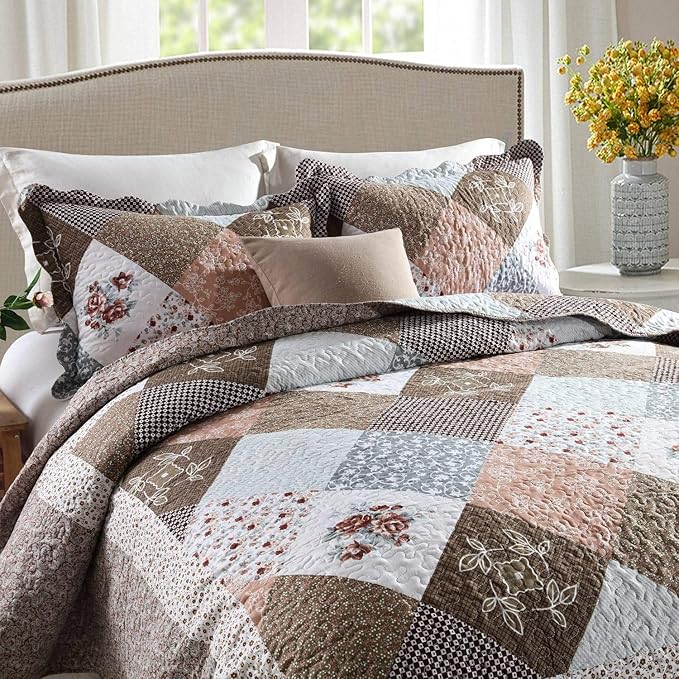 HoneiLife Quilt Set King Size - 3 Piece Microfiber Reversible Bedspreads Patchwork Coverlet Floral Bedding Set All Season Quilts- Splicing Mocha Rose