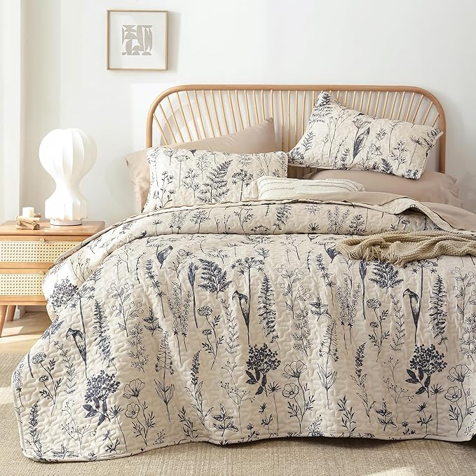 JANZAA Twin Quilt Beige Quilt Bed Spread Boho Quilt with Floral Pattern Microfiber Quilts Set 2 Pieces Lightweight Comforter Reversible Bedding Set,1Quilt 66x90 inches,1 Pillowcase