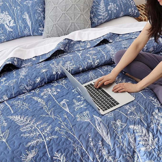 JANZAA Twin Quilt Infinity Blue Quilt Bed Spread Boho Quilt with Floral Pattern Microfiber Quilts Set 2 Pieces Lightweight Comforter Reversible Bedding Set, 1 Quil 66x90 inches, 1 Pillowcase