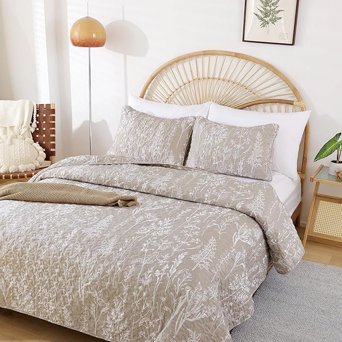 JANZAA Quilts Queen Size Oatmeal Bed Spread with White Floral Pattern Botanical Microfiber Quilts Set Lightweight Comforter 3 Pieces Reversible Bedding Set (1 Queen Quilt and 2 Pillow Cases)