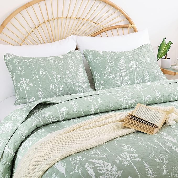 JANZAA Twin Quilt Sage Green Quilt Bed Spread Boho Quilt with Floral Pattern Microfiber Quilts Set 2 Pieces Lightweight Comforter Reversible Bedding Set, 1Quilt 66x90 inches,1 Pillowcase
