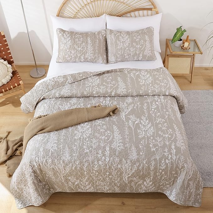JANZAA Quilts Queen Size Oatmeal Bed Spread with White Floral Pattern Botanical Microfiber Quilts Set Lightweight Comforter 3 Pieces Reversible Bedding Set (1 Queen Quilt and 2 Pillow Cases)