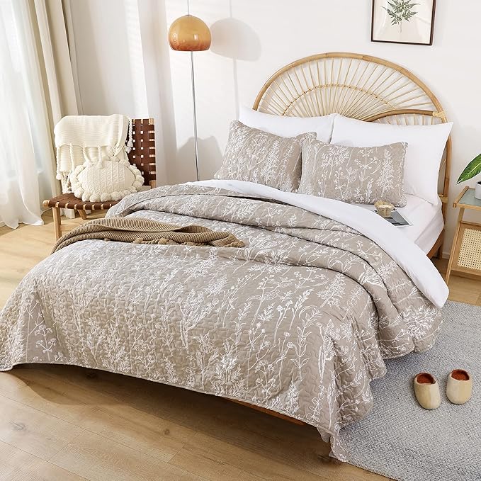 JANZAA Quilts Queen Size Oatmeal Bed Spread with White Floral Pattern Botanical Microfiber Quilts Set Lightweight Comforter 3 Pieces Reversible Bedding Set (1 Queen Quilt and 2 Pillow Cases)