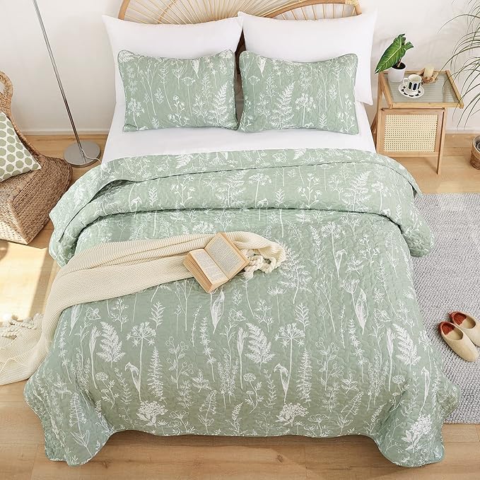 JANZAA Quilt King Size Sage Green Quilt Bed Spread Boho Quilt with Floral Pattern Microfiber Quilts Set 3 Pieces Lightweight Comforter Reversible Bedding Set 1 King Size Quilts and 2 Pillowcases