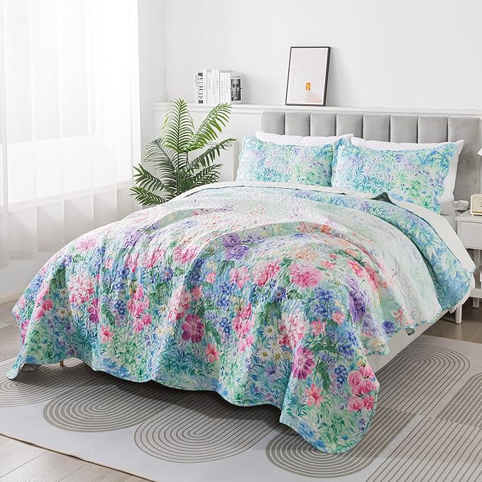 HoneiLife Quilt Set - King Size Floral Quilts, 3-Piece Microfiber Coverlets, Lightweight All Season Bedding Set - Dream Garden, Purple