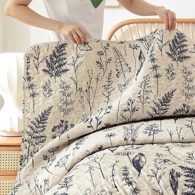 JANZAA Quilt King Size Beige Quilt Bed Spread Boho Quilt with Floral Pattern Microfiber Quilts Set 3 Pieces Lightweight Comforter Reversible Bedding Set,1Quilt 104x90 inches, 2 Pillowcases