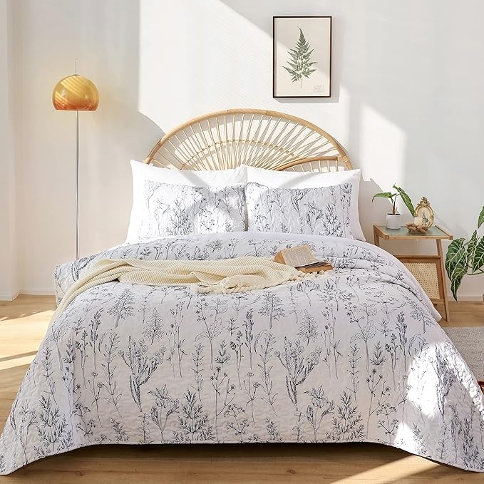 JANZAA Quilts Queen Size White Floral Bed Spread with Black Botanical Pattern Boho Queen Quilt Bedding Set Soft Lightweight Microfiber All Season (2 Pillow Cases)
